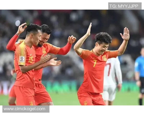 两个小孩踢足球梦想成真成为球星的故事展现青春与奋斗的无限可能