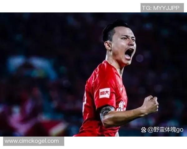 如何形容足球球星的魅力与成就 探索他们背后的故事与传奇轨迹