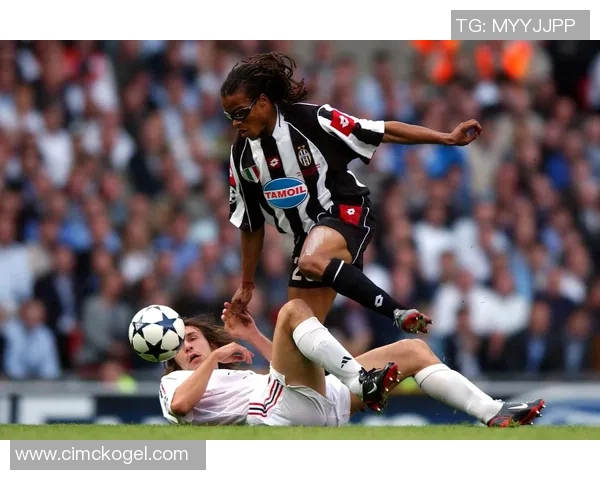 戴眼镜踢足球的球星他如何打破外界偏见展现非凡球技 戴眼镜踢足球的球星他如何打破外界偏见展现非凡球技