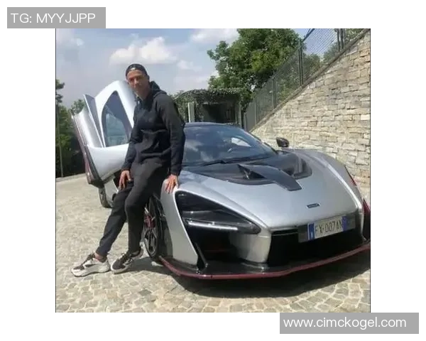 球星车内足球摆件助力驾驶乐趣提升，展现个人魅力与运动热情