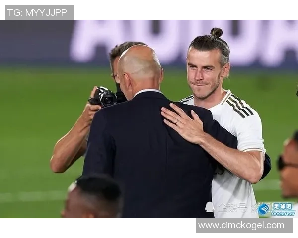 足球巨星齐聚一堂 漫画艺术展现经典瞬间与激情碰撞